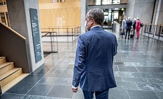 Armin Laschet verlässt die Sitzung der Landesgruppe NRW der CDU im neugewählten Bundestag. - Foto: Michael Kappeler/dpa