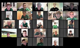 Daumen hoch für diesen Besuch: Regionalligaspieler Christian Derflinger (2. Reihe von oben, rechts) hat sich in den Chat der Rödinghauser Jugendkicker eingeklinkt. - Max Moldehn/SVR