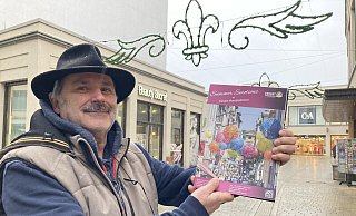Mathias Polster, 1. Vorsitzender des Innenstadtvereins, zeigt anhand einer Broschüre, mit welchen Objekten künftig Farbe in den Augustinerplatz kommen könnte. ob es am Ende bunte Kugeln oder auch Schmetterlinge sein werden, ist noch nicht entschieden. - Matthias Bungeroth Mathias Polster, 1. Vorsitzender des Innenstadtvereins, zeigt anhand einer Broschüre, mit welchen Objekten künftig Farbe in den Augustinerplatz kommen könnte. ob es am Ende bunte Kugeln oder auch Schmetterlinge sein werden, ist noch nicht entschieden. - Matthias Bungeroth