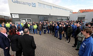 Die IG Metall informiert die Belegschaft von Gestamp bei einer Betriebsversammlung über den aktuellen Stand bei den Verhandlungen mit der Geschäftsführung. Ganz links Oberbürgermeister Pit Clausen. - Wolfgang Rudolf