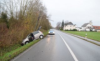 Die Fahrt endete nach dem Treffen mit der Staßenlaterne. - Kreispolizeibehörde Herford