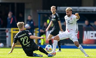 Paderborns Mattes Hansen (l) und St. Paulis Elias Saad kämpfen um den Ball. - David Inderlied/dpa