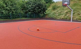 Die Basketballfläche im Paderborner Goldgrund ist ein High-Tech-Feld - doch viele Anlagen sehen anders aus. Nun wird untersucht, wo Spielflächen geräuscharm werden können. - Paderborner Sportservice