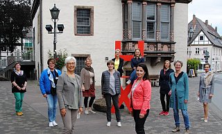 Die ehemalige Vorsitzende Ana Maria Castro de Linzner (vorne l.) übergibt die Führung des Höxteraner Zonta-Clubs an Ute Sievers (vorne r.). - Zonta-Club