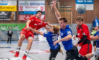 Fynn Unger (l.) vertrat TSG-Spielmacher Simon Strakeljahn ordentlich, konnte aber mit seinen drei Toren die Niederlage in Spenge nicht verhindern. - Joel Beinke