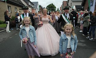 Das Königspaar André und Kathrin Rüsing in Begleitung ihrer Kinder Sophie und Pauline sowie Adjutanten Peter Hahn beim Festzug durch das Dorf. - Johannes Büttner