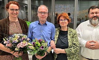 Grün-rote Einigkeit: Kerstin Metten-Raterink (l.) beerbt Hannelore Pfaff als Bezirksbürgermeisterin, Carsten Strauch und Aleksander Miladinoviç (r.) vertreten sie in einer Art Job-Sharing. - Kurt Ehmke