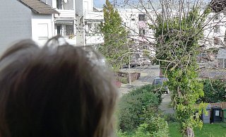 In ihrer Wohnung in Paderborn-Schloß Neuhaus fühlt sich Martina N. immer wieder von Brummgeräusen gestört.  - Hans-Hermann Igges