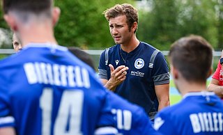 Arminias U19-Trainer Marcel Drobe spricht zu seiner Mannschaft. - Thomas F. Starke