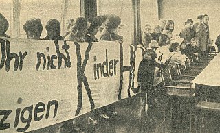 Unvorbereitet werden die Ratsmitglieder in Löhne mit einer Demonstration besorgter Mütter konfrontiert. Sie demonstrieren für den Erhalt eines Betriebskindergartens. - Judith Gladow