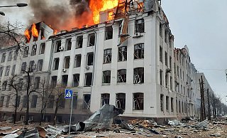 Dieses vom ukrainischen Katastrophenschutz veröffentlichte Foto zeigt einen Brand in einem Fakultätsgebäude der Universität Charkiw, der durch einen russischen Raketenangriff verursacht wurde. - Foto: Emergency Service Of Ukraine/PA Media/dpa