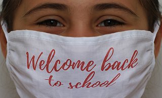 In der Schule als auch im Bus dorthin müssen Schüler Masken tragen (Symbolbild). - Pixabay