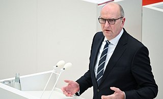 Mit der Bezahlkarte soll verhindert werden, dass Migranten Geld an Schlepper oder an ihre Familie oder Freunde ins Ausland überweisen. Mit dem gleichen Argument hat sich auch Dietmar Woidke (SPD) für eine solche Karte ausgesprochen. - Jens Kalaene/dpa