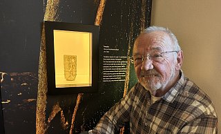 Werner Bests Lieblingsstück in der Ausstellung ist das Pass-Glas, ein Glas für Trinkspiele aus der Zeit um 1600. Es erzähle eine Geschichte, sagt der Archäologe, deshalb gefalle es ihm so gut. - Ingrun Waschneck