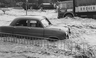 In der Paderborner Kernstadt trifft das Jahrhunderthochwasser besonders das Ükernviertel, hier am Gierstor. - Stadt- und Kreisarchiv Paderborn/Hanne