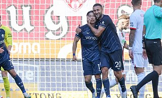 Bochums Takuma Asano (l) traf beim 2:2 in Augsburg doppelt. - Kolbert-Press/Christian Kolbert/dpa