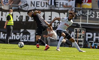 Neuzugang Cyrill Akono (rechts) traf nach drei Spieltagen im Dress des SC Verl schon fast so häufig wie in der vergangenen Spielzeit für den VfB Lübeck. Aktuell steht der STürmer bei zwei Toren, vergangenes Jahr traf er dreimal. - Teresa Kroeger