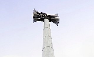 16 Meter hoch ist der Mast an der Ecke von Eichendorffstraße und Am Bühlbusch. Er wurde eigens für die Sirenen aufgestellt, die das umliegende Wohngebiet beschallen können. - Roland Thöring