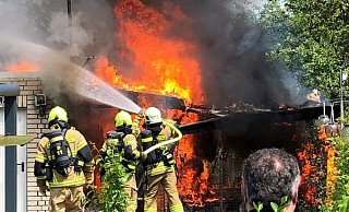 Beim Eintreffen der Feuerwehr brannte der Anbau lichterloh. - Feuerwehr Paderborn