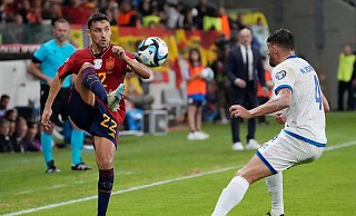 Jesús Navas (l) hofft auf seinen ersten Einsatz im letzten Gruppenspiel der Spanier gegen Albanien. - Petros Karadjias/AP/dpa