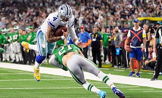 Cowboys-Quarterback Dak Prescott gelingt ein spektakulärer Touchdown. - Tony Gutierrez/AP/dpa