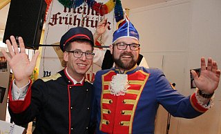 Die vorerst letzte Begegnung der Bürgermeisterkandidaten Tobias Scherf (CDU, l.) und Eric Volmert (SPD) fand am Rosenmontag beim Meisterfrühstück im Warburger Karneval statt.  - Dieter Scholz