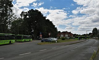 Wird sich verändern: Die derzeitige Bus-Wendeschleife mit Blickrichtung Ortsmitte. Von der Wendeschleife bis zum Bahnübergang wird die Sennestraße erneuert. - Raphael Athens