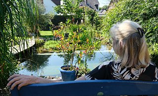 Lore Halstenberg liebt diesen Blick auf ihren Teich. Diese Bank ist ihr Favorit unter den vielen schönen Plätzen in ihrem Garten. - Nicole Bliesener Lore Halstenberg liebt diesen Blick auf ihren Teich. Diese Bank ist ihr Favorit unter den vielen schönen Plätzen in ihrem Garten. - Nicole Bliesener