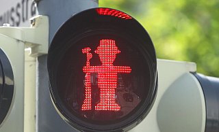 Wenn ein Grenadier den Verkehr zum Halten bewegt.  - picture alliance/dpa