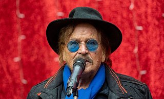 Frank Zander im letzten Jahr bei einer Weihnachtsaktion für Obdachlose und Bedürftige in Berlin. - Christophe Gateau/dpa