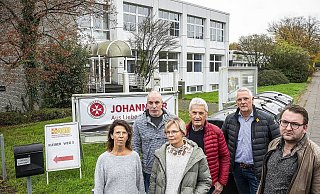 Anwohner hatten schon früh gegen die Obdachlosenunterbringung in ihrem Viertel protestiert. Bernd Witte (2. v.r.) sagt, viele Befürchtungen seien leider eingetreten. - Christine Panhorst