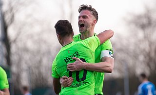 Daniel Flottmann (hier mit Linus Meyer) bleibt dem SV Rödinghausen als  Anführer in der Fußball-Regionalliga über das Saisonende hinaus erhalten. - Noah Wedel