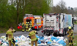 Durch einen defekten Akkustaubsauger, der in einer der gelben Wertstofftonne entsorgt worden war, geriet die Ladung eines Paderborner Müllwagens in Brand. - Ralph Meyer