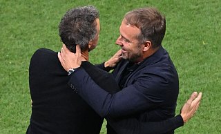 Kleiner Plausch nach dem Spiel zwischen Bundestrainer Hans-Dieter Flick und Spaniens Trainer Luis Enrique. - Robert Michael/dpa