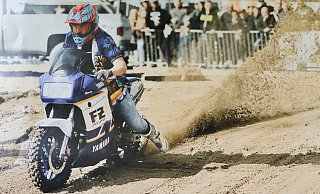 Wheels and Wake in Nethen vom 11. bis 14. September 2025. Ab geht die wilde Fahrt auf Sand im Beachclub Nethen: Der Löhner Dominik Schmidt beim Start zum Beschleunigungsrennen gegen einen Konkurrenten auf der anderen Seite. - Egon Bieber Repro
