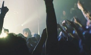 In Bielefeld ist eine Discogängerin positiv getestet worden.  - Symbolfoto