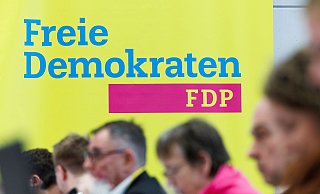 «Soll die FDP die Koalition mit SPD und Grünen als Teil der Bundesregierung beenden?» - Diese Frage sollen nun die FDP-Mitglieder beantworten. - Friso Gentsch/dpa