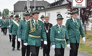 Brudermeister Michael Blumenthal, der stellvertretende Oberst Peter Joachim und der stellvertretende Brudermeister René Ortjohann (vorne v. l.). - Karin Prignitz