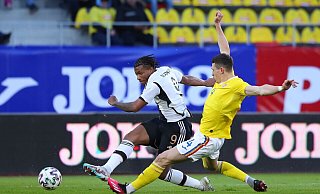 Deutschlands Jessic Ngankam (l.) und Rumäniens Bogdan Racovitan kämpfen um den Ball. - Stefan Constantin/dpa