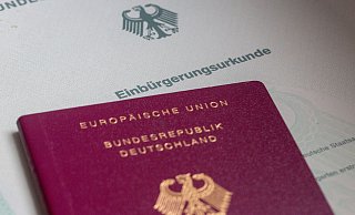 Das neue Gesetz sieht vor, dass Zuwanderer bereits nach fünf Jahren Aufenthalt in Deutschland Staatsbürger werden können, vorausgesetzt sie können ihren Lebensunterhalt ohne staatliche Hilfe bestreiten. - Fernando Gutierrez-Juarez/dpa