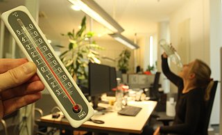 Aus der Kälte in die Hitze: Im Lenné-Karree ist es in vielen Räumen derzeit mit 28 Grad Celsius überraschend heiß, obwohl die Thermostate auf Null stehen. - Ulf Hanke