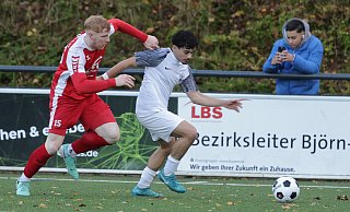 Sind mit reichlich Tempo unterwegs: Der Loher Emirhan Tasci (r.) läuft Ron Balke davon. - Benjamin Bueschenfeld