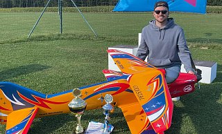 Fliegt von Erfolg zu Erfolg: Andre Bracht aus dem Kreis Gütersloh hat sich erneut die Deutsche Meisterschaft im Modellflug gesichert. - Flugverein Ikarus