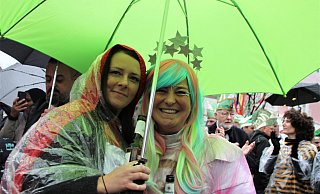 Unterm Regenschirm geht's auch: Steinheims Jecken behielten trotz Hudelwetters beste Laune und feierten den Sessionsbeginn ausgelassen. - Madita Schellenberg