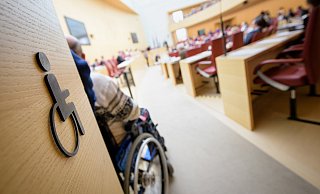 Ein Rollstuhlfahrer besucht eine Sitzung im Plenarsaal. - picture alliance / Matthias Balk/dpa