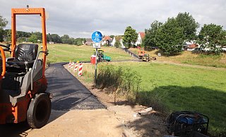 Neuer Asphalt: Der Radweg durch die Flutmulde zwischen dem Schwarzen Weg und der Straße Am Muldedamm bekommt einen neuen Fahrbahnbelag. - Heidi Froreich