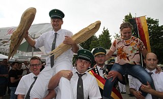 Umjubelt: Jan Bökmann und Eva Tillmann bilden das neue Königspaar des SchützenvereinVerlar. - Johannes Büttner