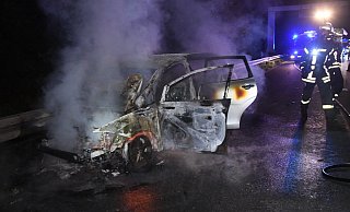 Die Feuerwehr konnte nicht verhindern, dass der Wagen vollständig ausbrannte. - Andreas Eickhoff