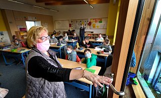 Mit Maske und viel Lüften: In Bielefeld scheinen solche Maßnahmen in Schulen zu helfen. Es gebe weniger Ansteckungen, so der Krisenstab. - Frücht