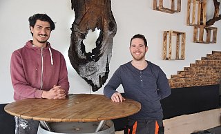 Mehmet Sezen (l.) und Thomas Berger wollen ihr Restaurant im November eröffnen. Viele optische Highlights aus Holz wird es darin geben. - Mareike Patock